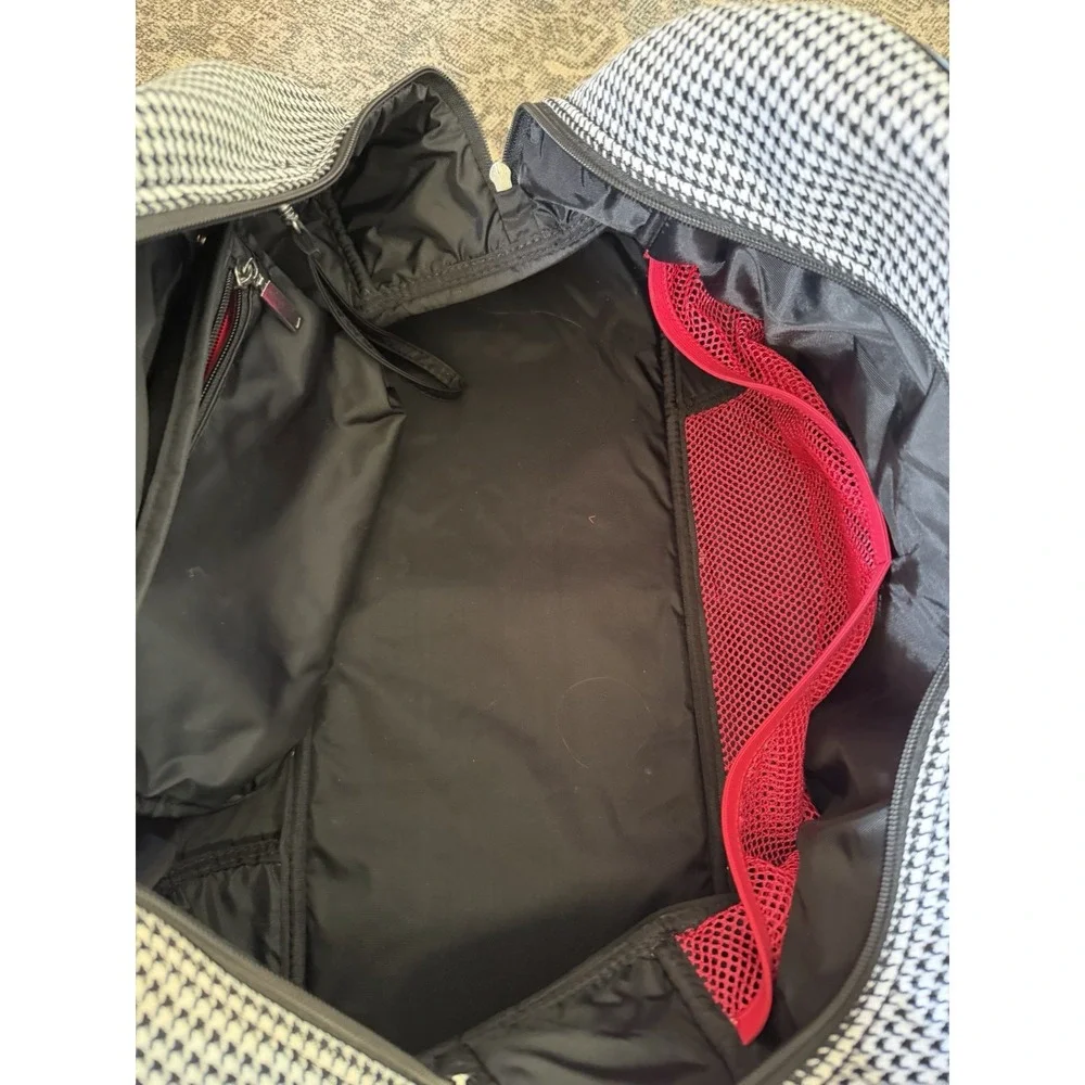 Nike Herringbone Duffel Bag Gym Carryon Overnight Black White Travel Purse Wrist